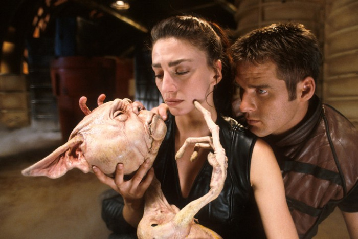 Farscape John, Aeryn and an alien