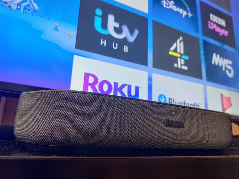 Roku Streambar under tv