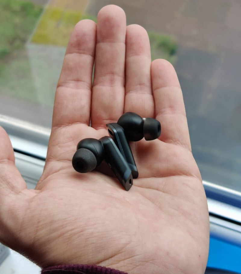 EarFun air pro in hand