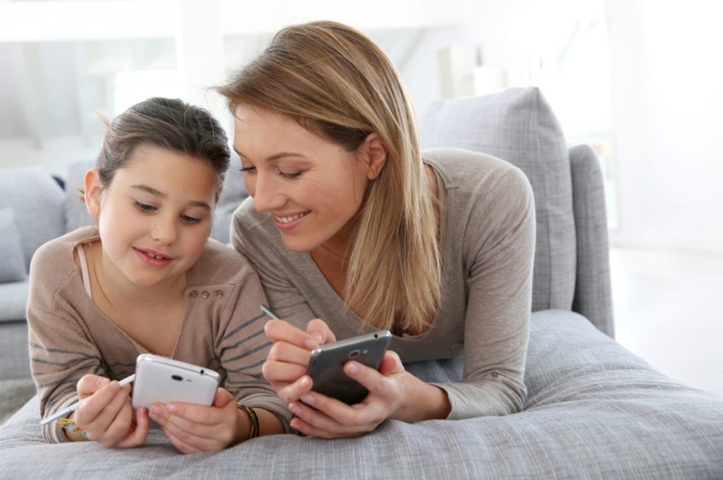 Mother and daughter with smartphone 1200