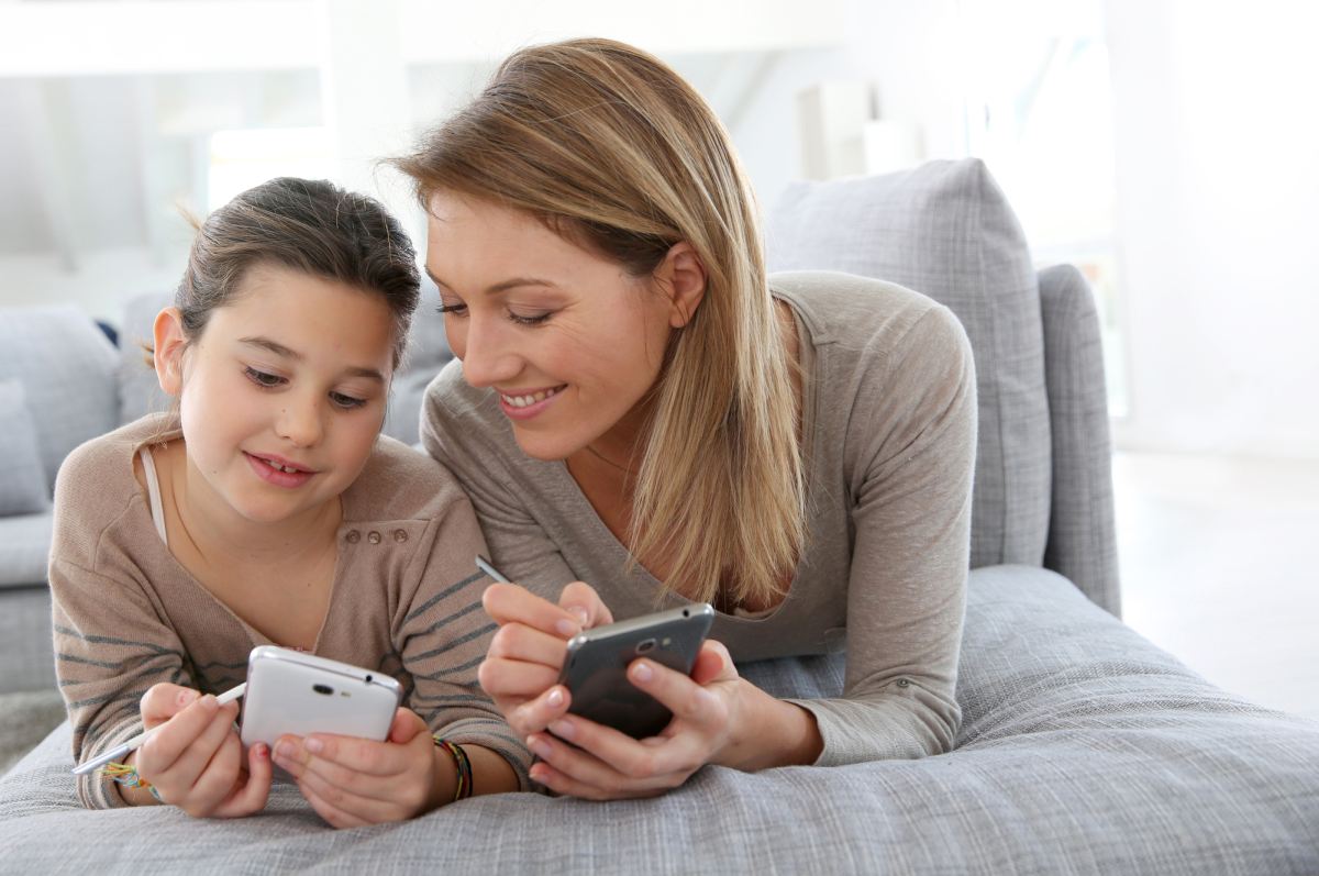 Mother and daughter with smartphone 1200