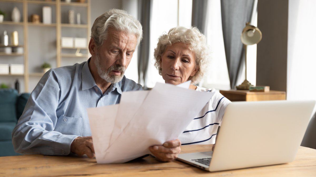 Elderly couple with bills 1200