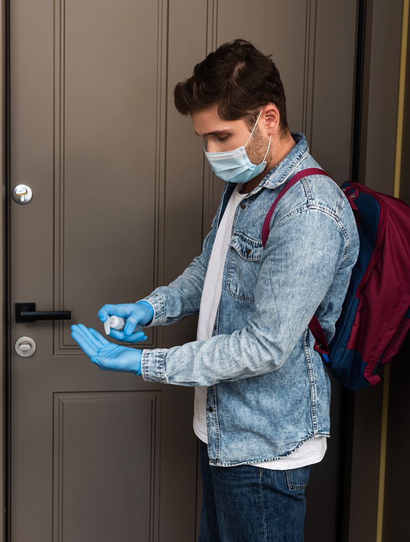 Man in medical mask and gloves 800