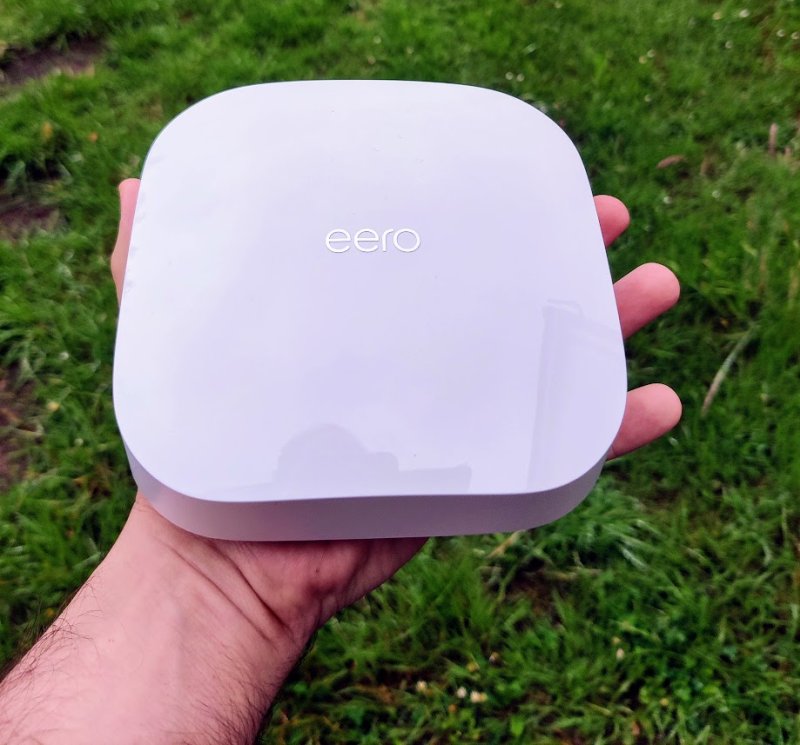 Amazon eero 6 pro in hand
