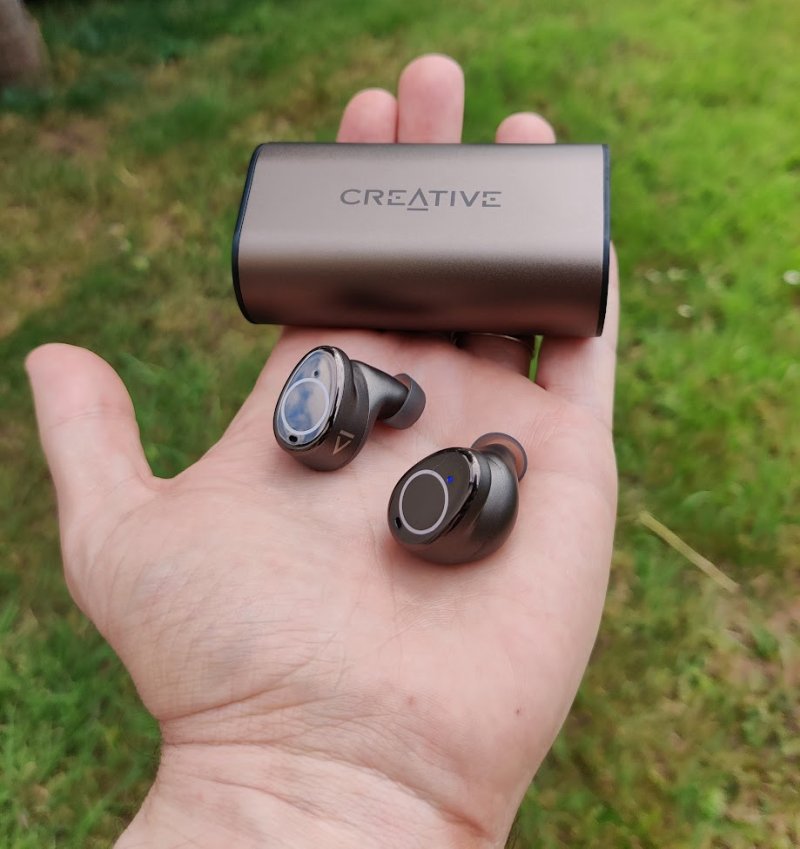 Creative Outlier Pro in hand