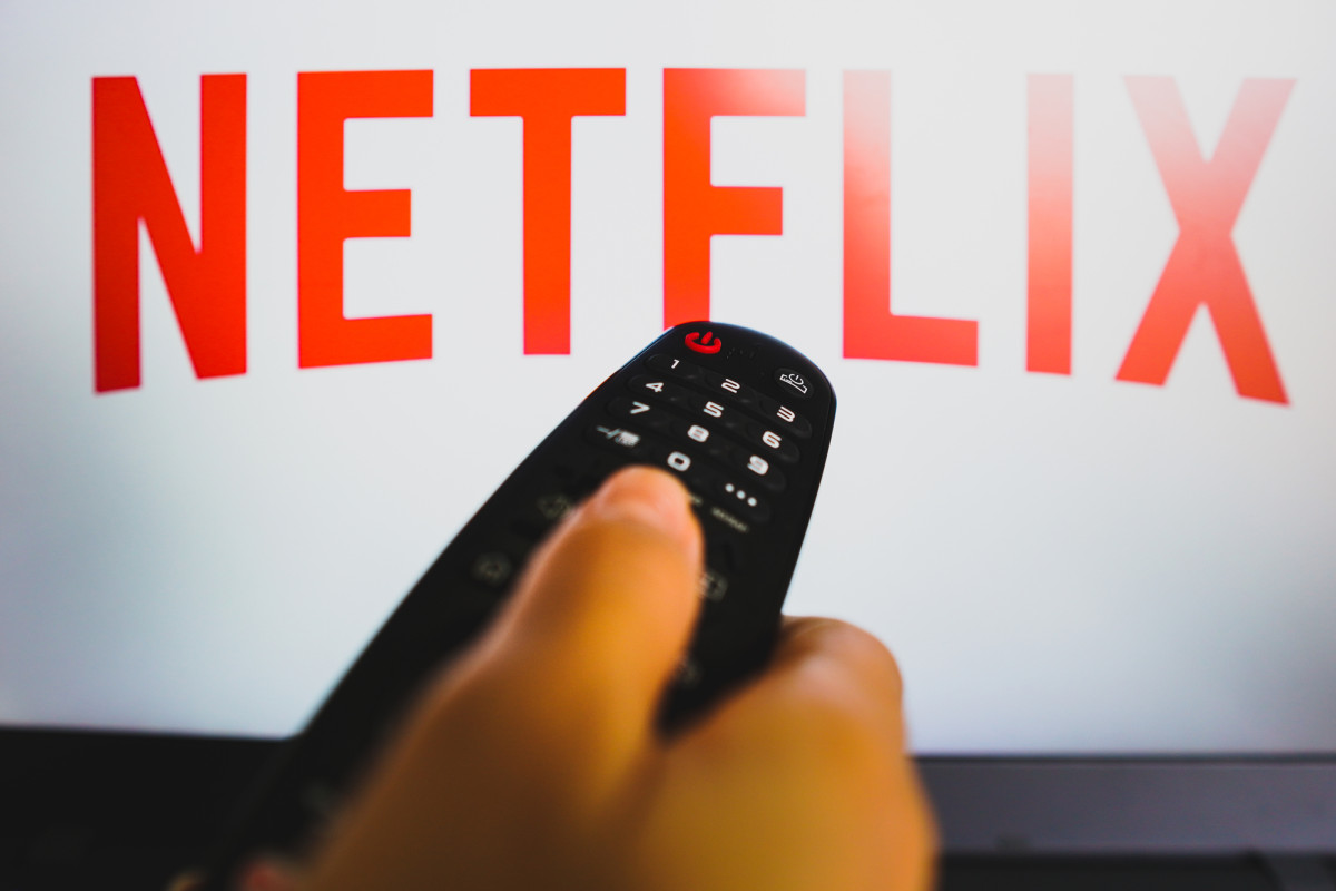 Netflix on TV with remote control - deposit - rafapress