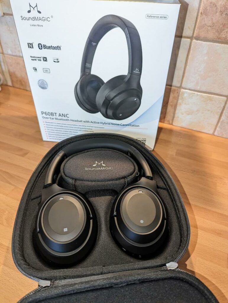 SoundMAGIC P60BT in carrying case