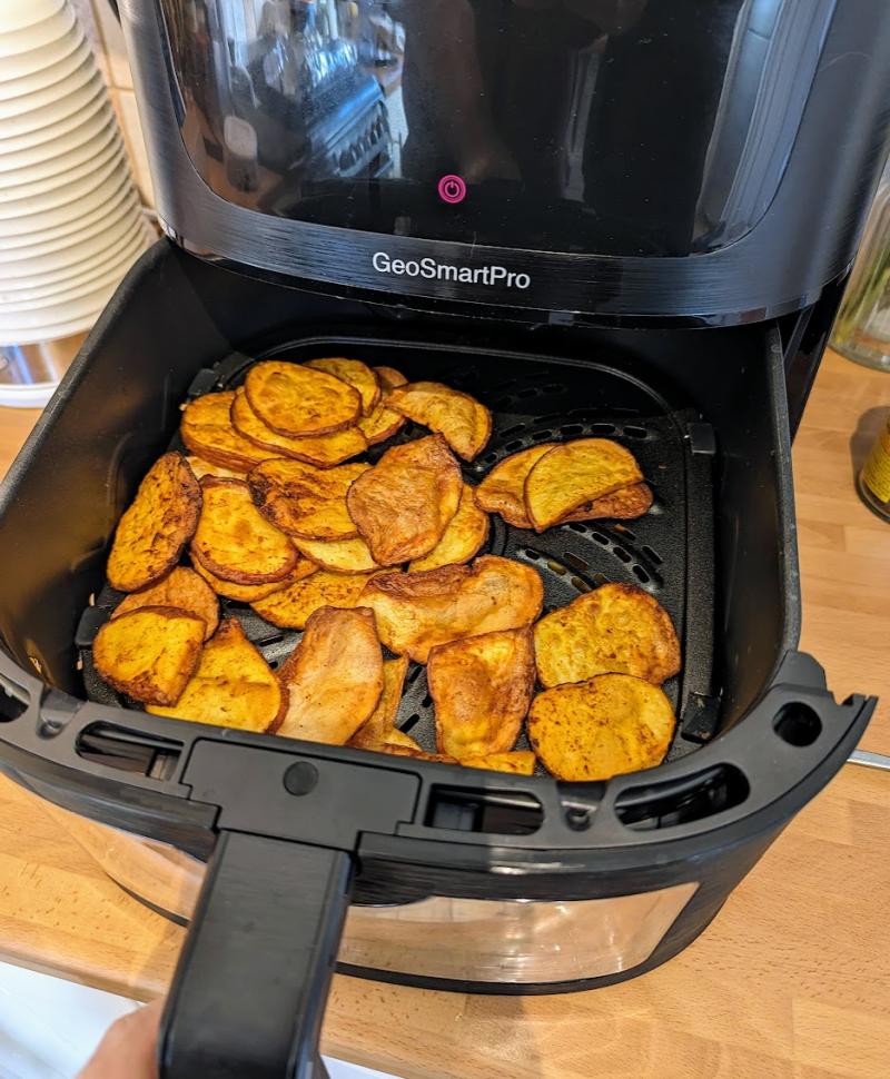 GeoSmartPro Air Fryer with food