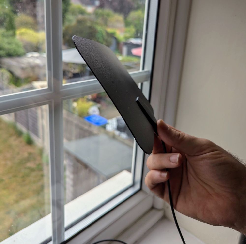 Ultra thin indoor aerial in hand
