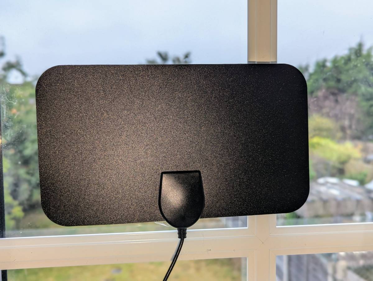 Indoor aerial on window