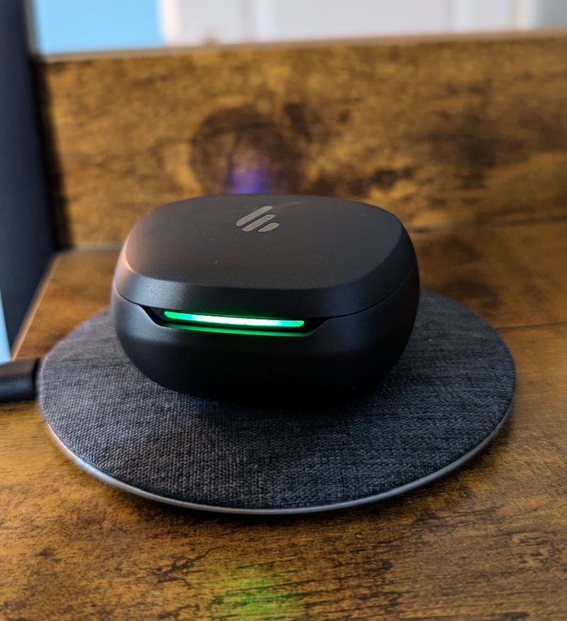 NeoBuds Planar wireless charging