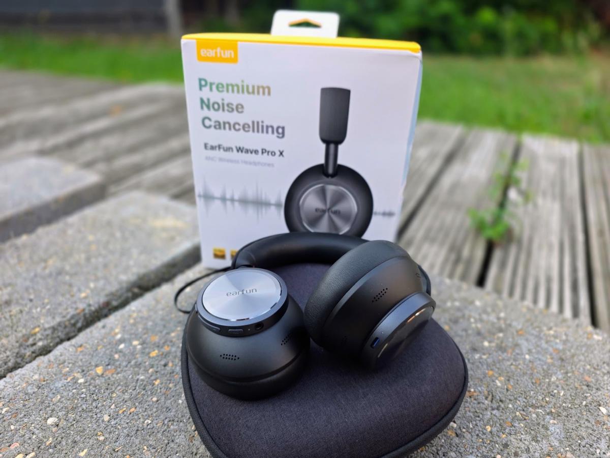 Earfun Wave Pro X outside hero